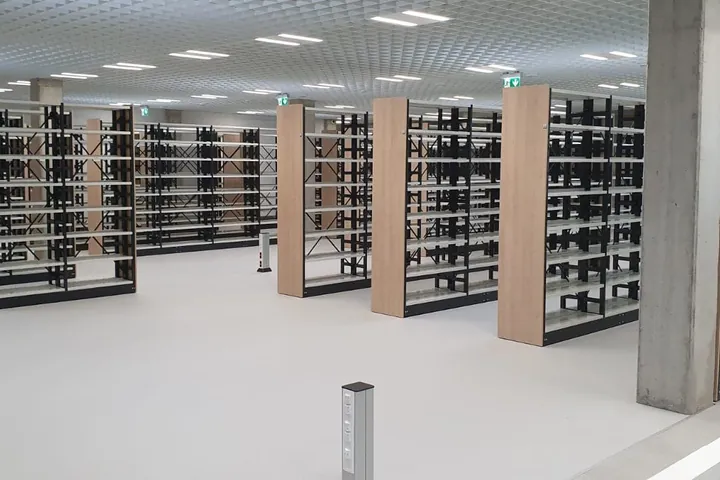 Estanterías de biblioteca en un interior moderno