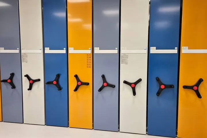 Estanterías móviles de colores con frentes metálicos