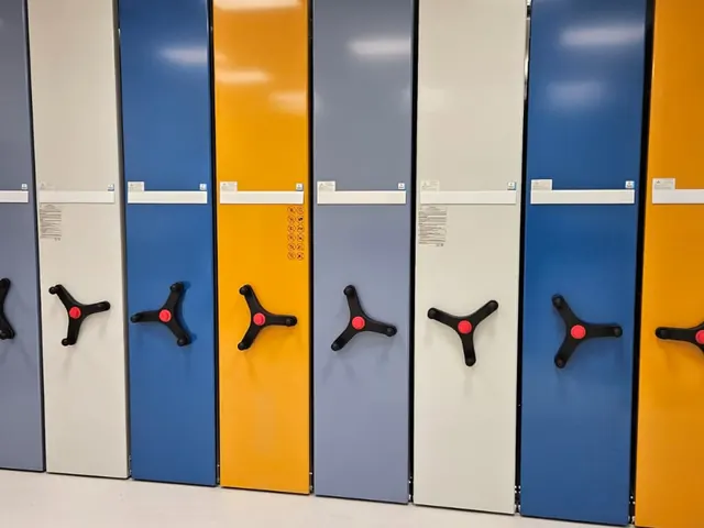 Frentes de colores de estanterías móviles