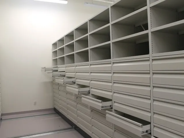 Estanterías de archivo claras con cajones