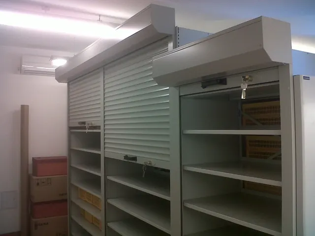 Estanterías de archivo con persianas enrollables