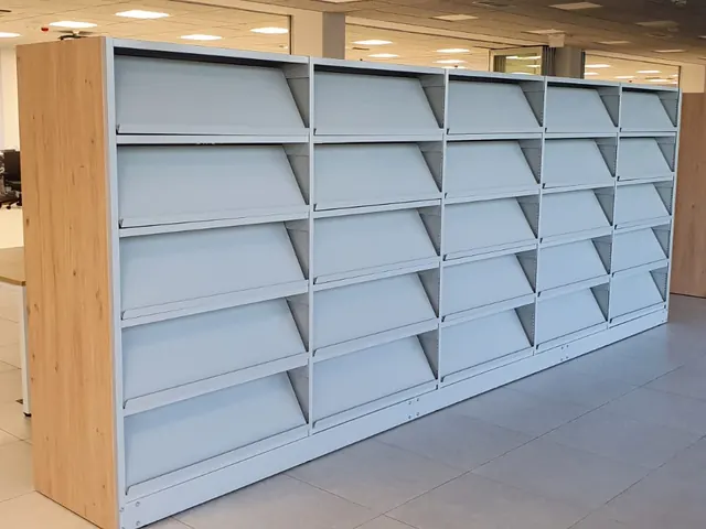 Estanterías bajas de biblioteca en un espacio luminoso