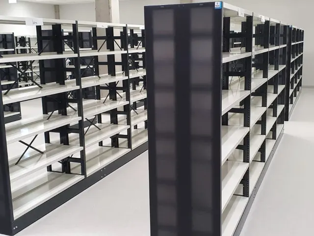 Estanterías negras de almacén dispuestas en filas