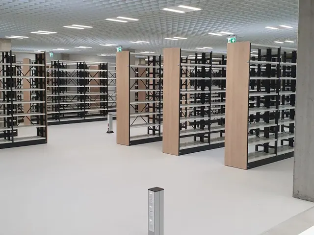 Espacio abierto con estanterías de almacén